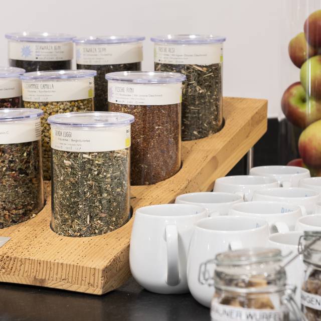 verschiedene Teesorten beim Frühstücksbuffet