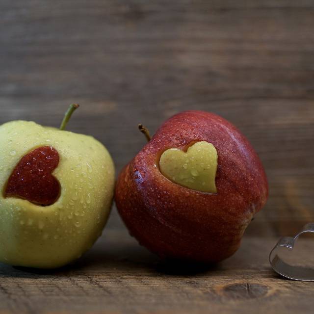 Roter und grüner Apfel mit Herz
